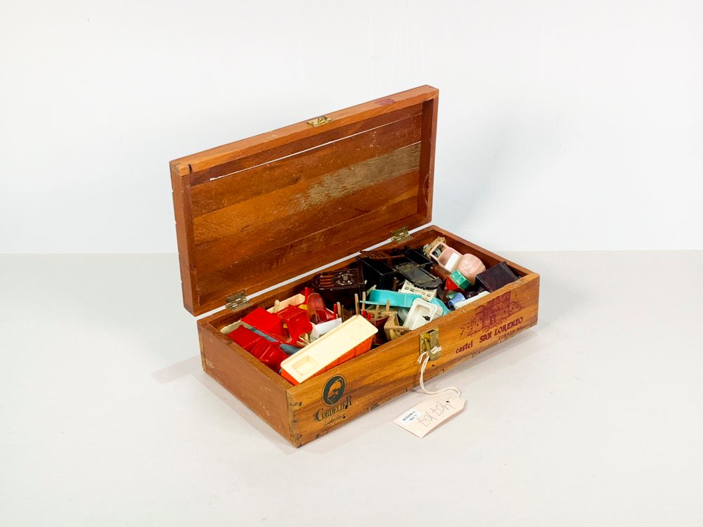 Lote anterior: Valija de madera rectangular con juguetes