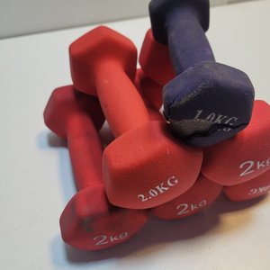 Juego de Mancuernas: 1 de 1kg Violeta y 5 de 2kg Rojas - imagen 4