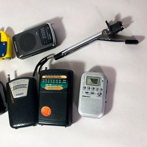 Lote de 7 piezas: Radiograbadores Sony, Casio, Atkinson, Sonivox, pinza pela cables y puntero para plancha eléctrica - imagen 3
