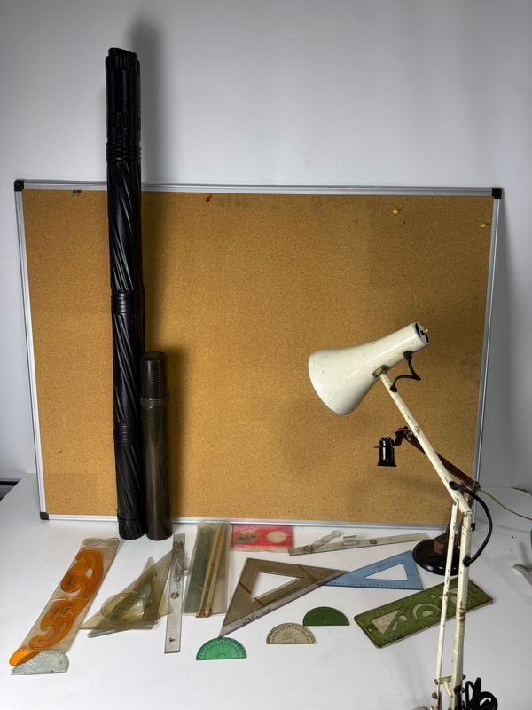 Lote siguiente: Lámparas de escritorio vintage y accesorios para dibujos