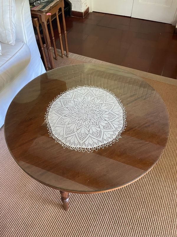 Mesa redonda de madera con tapa de vidrio - imagen 2