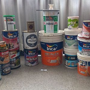 Lote siguiente: Lote de Latas de Pintura Varias Marcas y Colores con Contenido