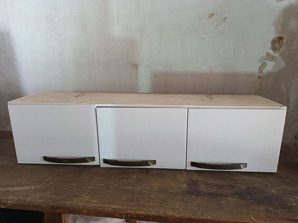 Aéreo Blanco de MDF con 3 Puertas y Manijas Metálicas
