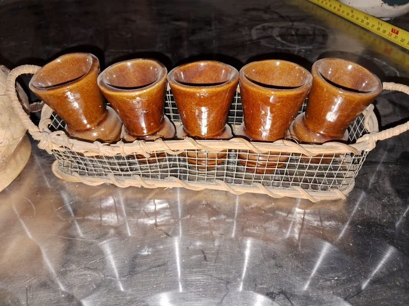 Conjunto de cerámica tradicional con calentador y tazas - imagen 3