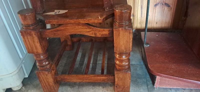 Mesa de madera con diseño antiguo - imagen 2