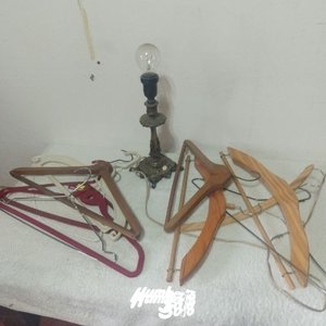 Lote anterior: Lámpara de Mesa Antigua y Perchas de Madera