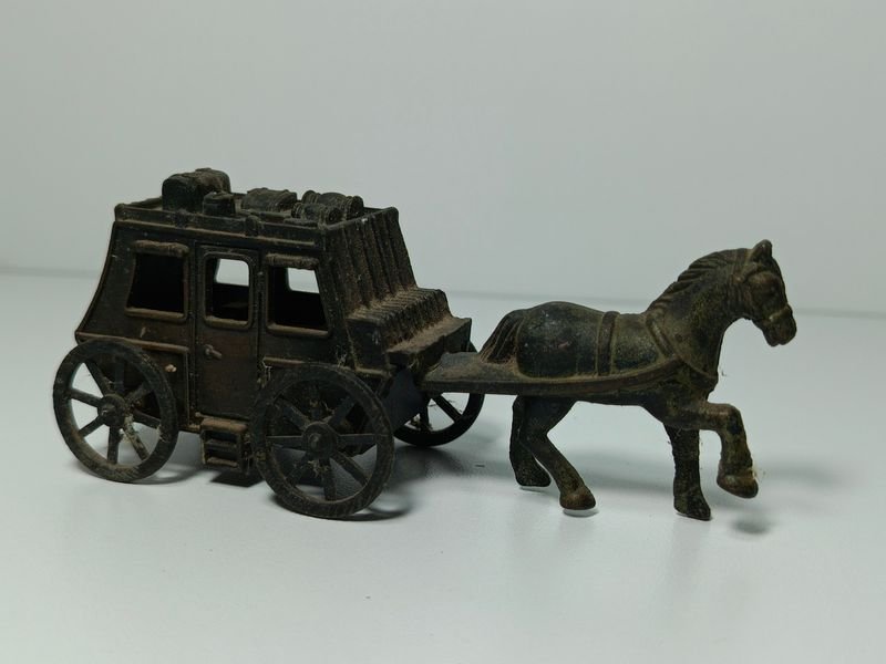 Lote anterior: Juguete metálico carruaje y caballo con función sacapuntas
