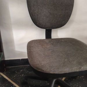 Silla de Escritorio Giratoria Tapizada en Gris con Rueditas - imagen 3