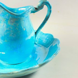 Dos piezas en ceramica celeste, centro borde ondulado de 28 y jarra de 17 cm - imagen 3