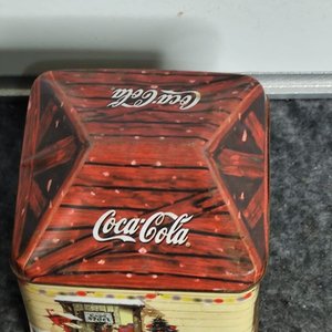 Lote siguiente: Lata Coca-Cola Decorada con Vela Aromática Navideña