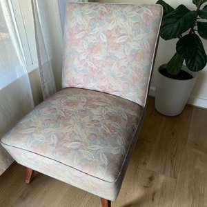 Lote anterior: Elegante Butaca Tapizada Floral con Patas de Madera