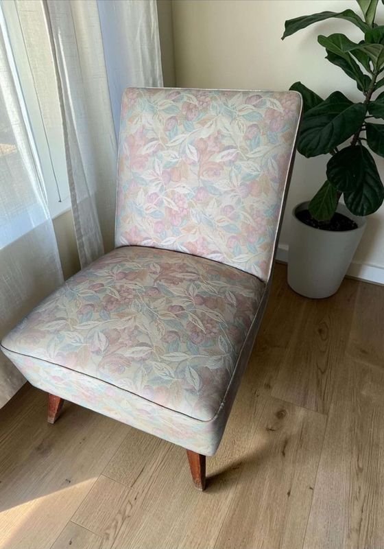 Elegante Butaca Tapizada Floral con Patas de Madera