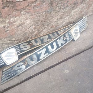Insignias de Tanque Suzuki para Moto (Par) - imagen 2