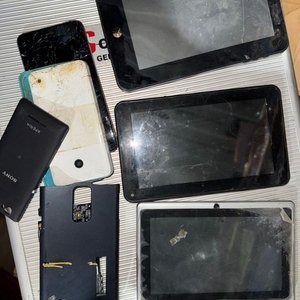 Lote de Celulares y Tablets Dañados para Repuestos o Reparación - imagen 2