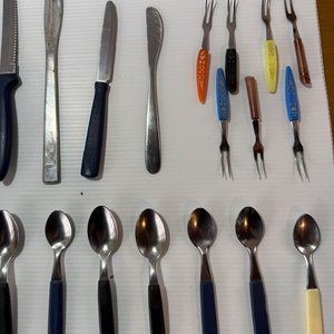Lote de Cubiertos Metálicos y Cubierteros de Plástico - imagen 6
