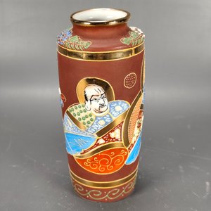 Lote anterior: Florero de Porcelana Satsuma con Diseño Oriental y Sello de Industria Brasileña