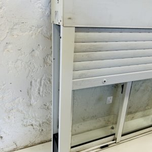 Lote #025c – Ventana de aluminio dos hojas con persiana – 100x100cm - imagen 4