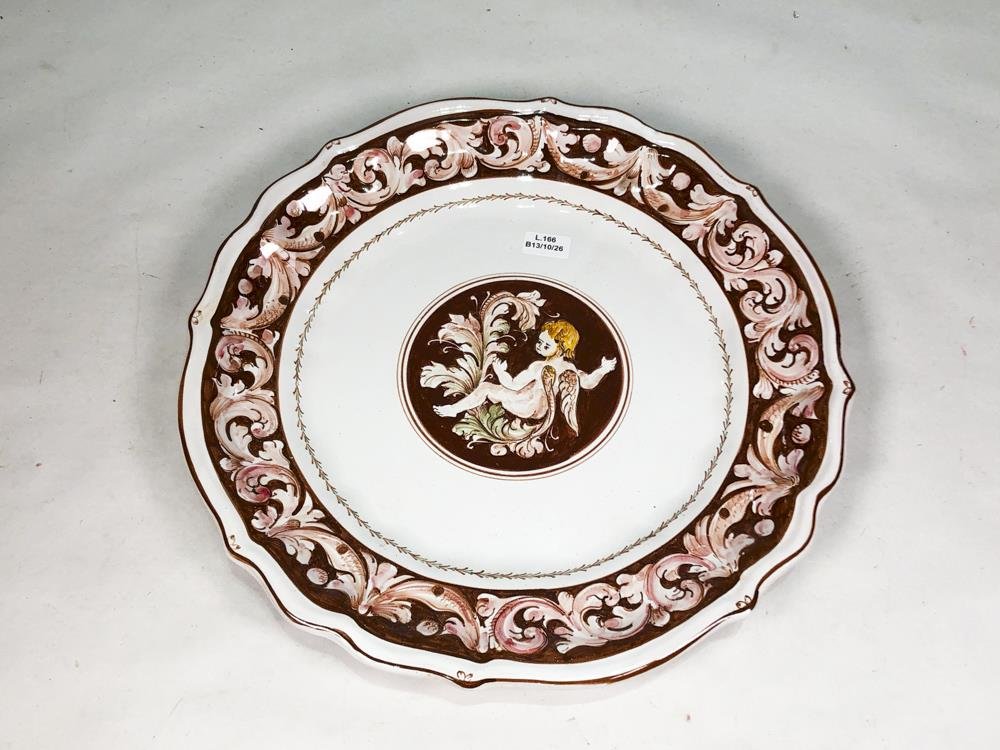Centro de Porcelana Blanca con Ángel y Flores, Borde Rojo - 34 cm