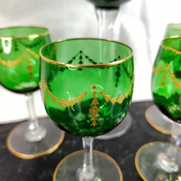 Copa de cristal verde labrada con detalles dorados - imagen 2