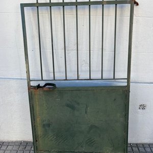 Lote siguiente: Portón de Chapa Verde con Barrotes Metálicos