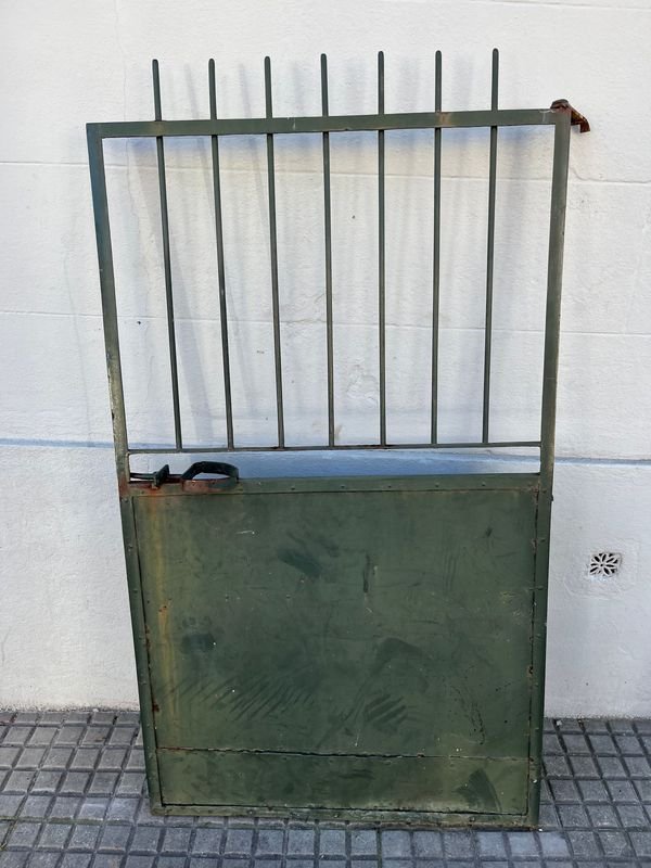 Portón de Chapa Verde con Barrotes Metálicos