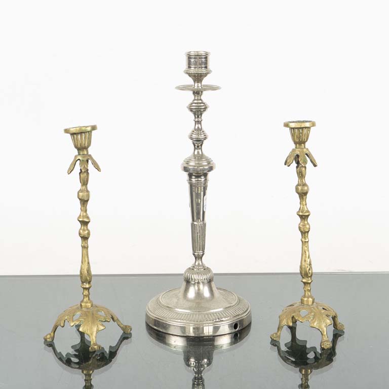 Lote siguiente: Tres candelabros de bronce y metal con diseño ornado - Medidas: Metal: 32cm