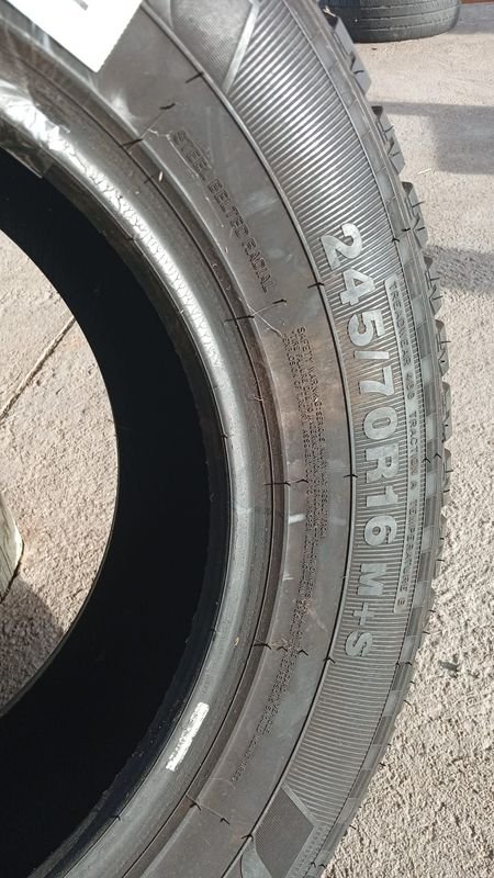 Llanta de 245/70 R 26, condición buena, para vehículos - imagen 3