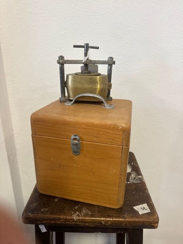 Mufla de Bronce con Caja de Madera Antigua