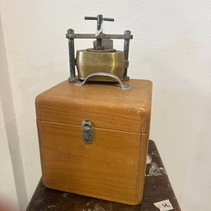 Mufla de Bronce con Caja de Madera Antigua - imagen 1