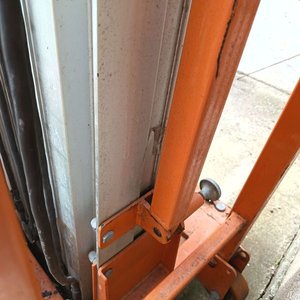 Elevador vertical de personal (Unipersonal) Eléctrico: Plataforma elevadora con canasto de seguridad y panel de control superior. Estructura compacta sobre ruedas, ideal para espacios reducidos en interiores o suelos nivelados - Sin Probar - imagen 10