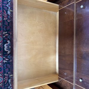 Aparador Antiguo de Madera con Tapa de Mármol y Detalles Incrustados - imagen 8