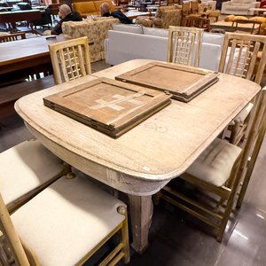 Lote siguiente: Mesa de Comedor con Sillas y Aparador de Madera