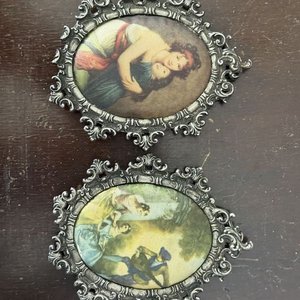Par de Cuadros Ovalados Antiguos con Marco Ornamental Metálico - imagen 2