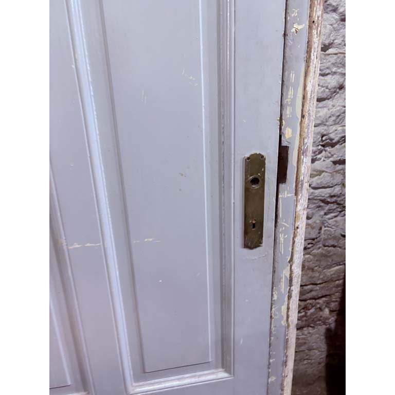 Puerta de madera con marco y detalles - imagen 2