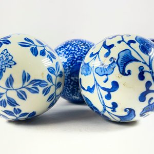 Cinco Esferas Decorativas de Cerámica Azul y Blanca con Diseño Floral - imagen 3
