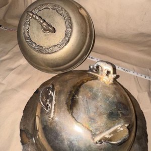 Antigua Fuente de Servicio Cloche con Tapa Labrada - Metal Plateado - imagen 2