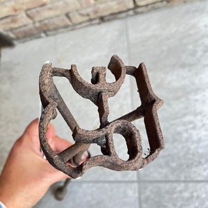 Marcador de Huella Antiguo en Madera y Hierro - imagen 2