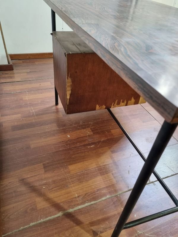 Escritorio Con Cajonera en Madera con L712 y Tiene Levantado el Enchapado - imagen 9
