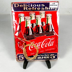 Dos Carteles Decorativos Coca-Cola Vintage con Monograma - imagen 2