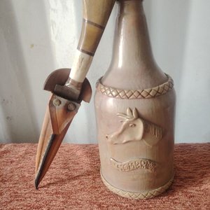 Cuchillo Artesanal con Botella Decorativa "Sombrero" - imagen 5