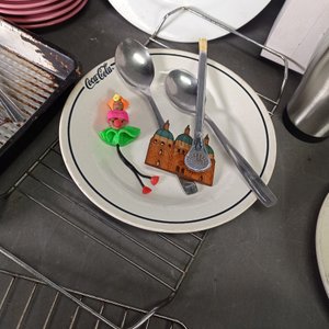 Lote de Vajilla y Utensilios de Cocina: Asadera, Platos, Fuente y Termo Mercedes-Benz - imagen 5