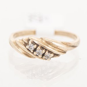 Anillo de Oro con Tres Circonias - imagen 1