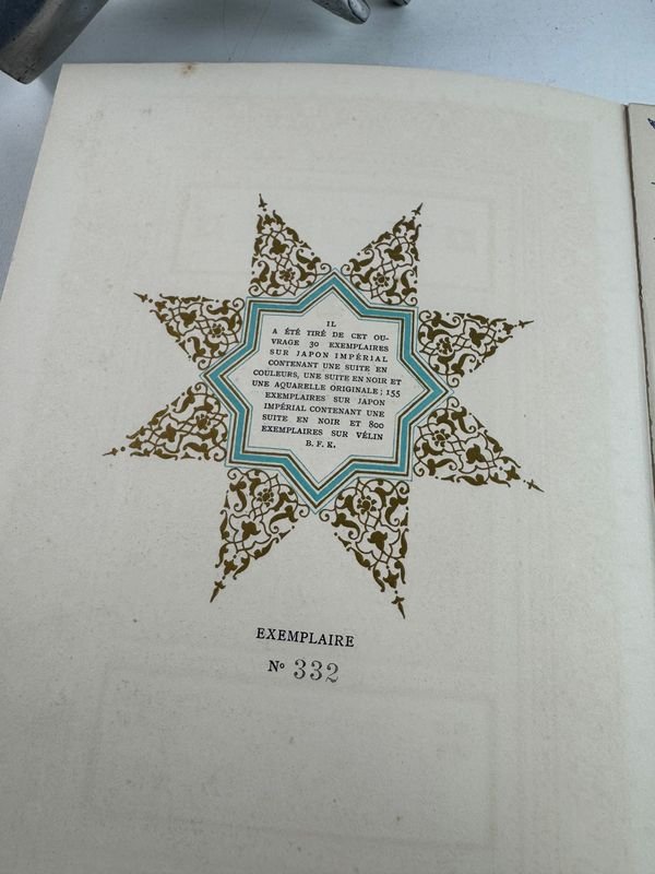 Libro de KHADRA con diseños coloridos y materiales variados - imagen 5