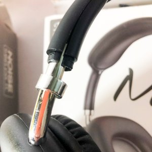 Cuatro Auriculares Inalámbricos de Colores (Verde, Rosa, Blanco, Negro) - imagen 3