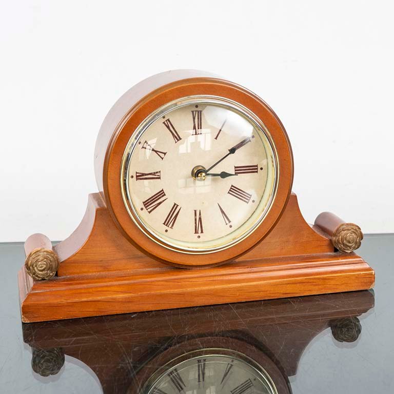 Lote siguiente: Reloj moderno de madera con relojero y números romanos