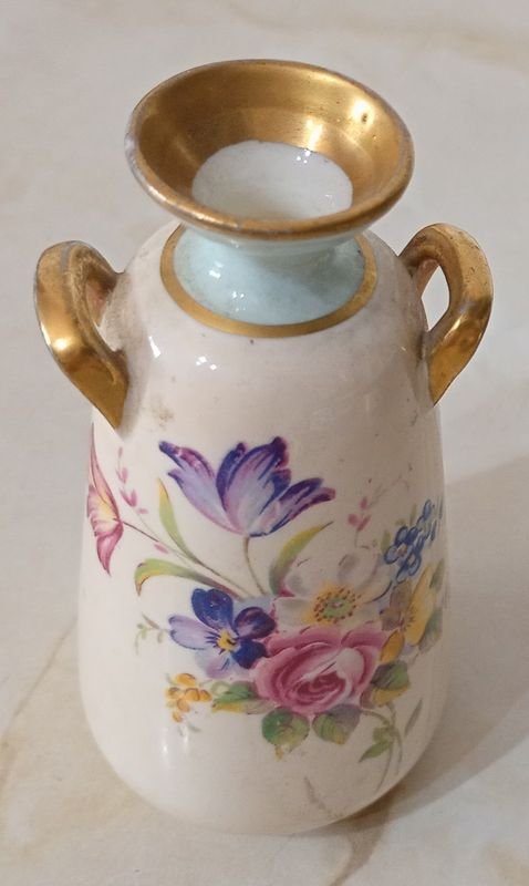 Jarrón de porcelana Paragon con detalles florales y bordes dorados - imagen 2