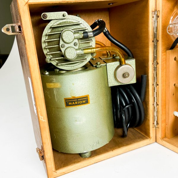 Antigua maquina de uso médico, compresor-aspirador HARION francés - imagen 2