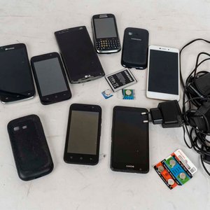 Lote de 7 Celulares y 5 Cargadores Varios - imagen 2