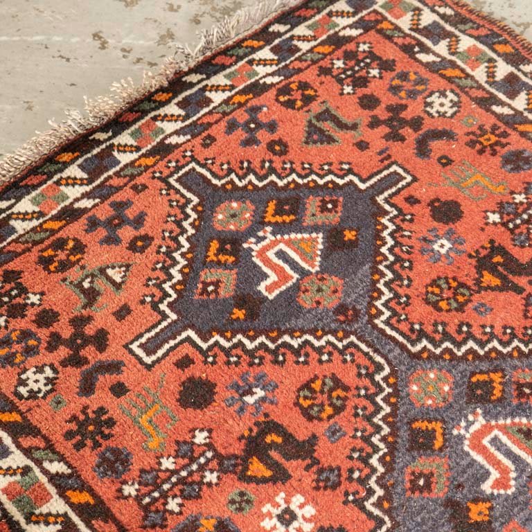 Alfombra persa en varios tonos con fondo terracota - imagen 3