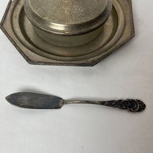 Dulcera Antigua de Vidrio Esmerilado y Metal Repujado con Pala - imagen 8